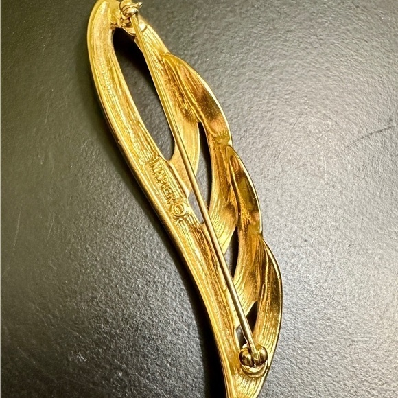 NAPIER, SIGNED, BROOCH. LEAF, FEATHER PIN IN GOLD-TONE. 1/2” x 3” - Picture 3 of 4